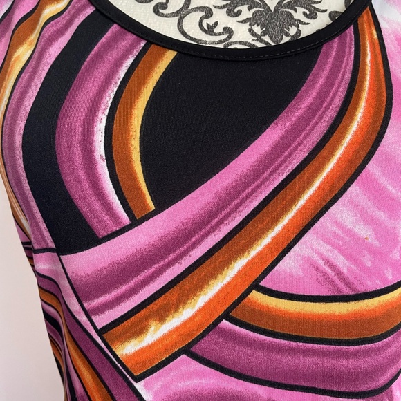 Beautiful top in pink and orange tones. - Picture 2 of 5
